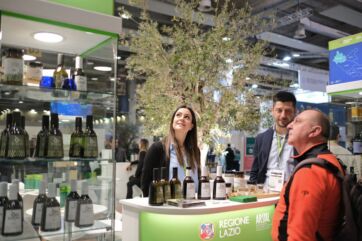 Stand della Regione Lazio a SOL Expo: olio extravergine d'oliva e prodotti tipici laziali in esposizione.