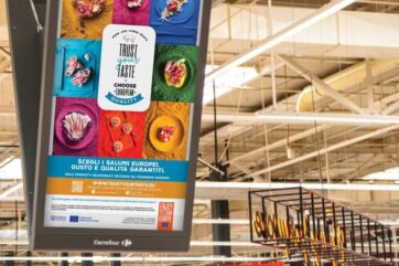 Display Carrefour con salumi europei Assica Trust Your Taste: scegli gusto e qualità garantiti.