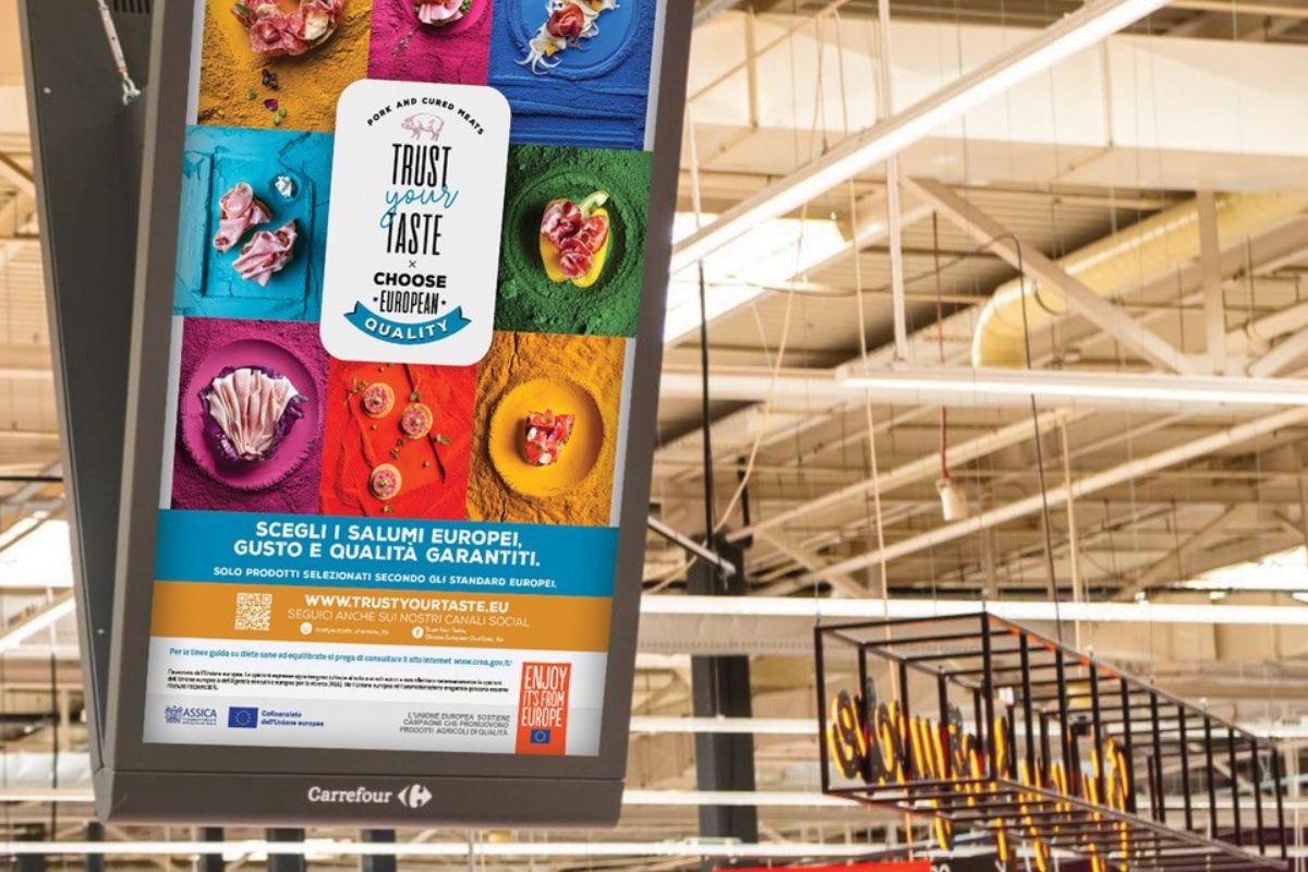 Display Carrefour con salumi europei Assica Trust Your Taste: scegli gusto e qualità garantiti.