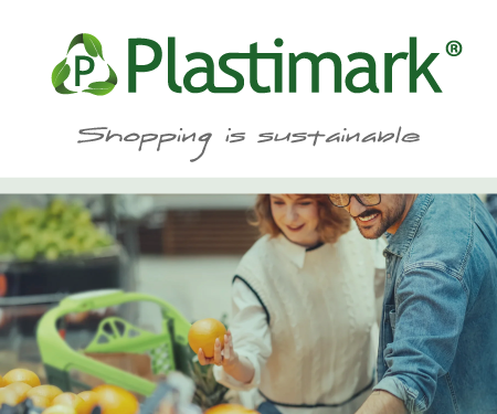 Banner Plastimark Aprile 2026: Coppia fa spesa alimentare sostenibile con carrello verde. Prodotti freschi.