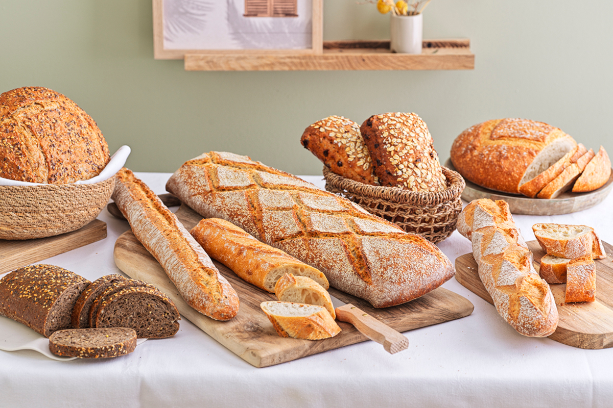 Assortimento di pane Bridor artigianale: baguette, pagnotte integrali e ai cereali. Prodotti da forno di alta qualità.