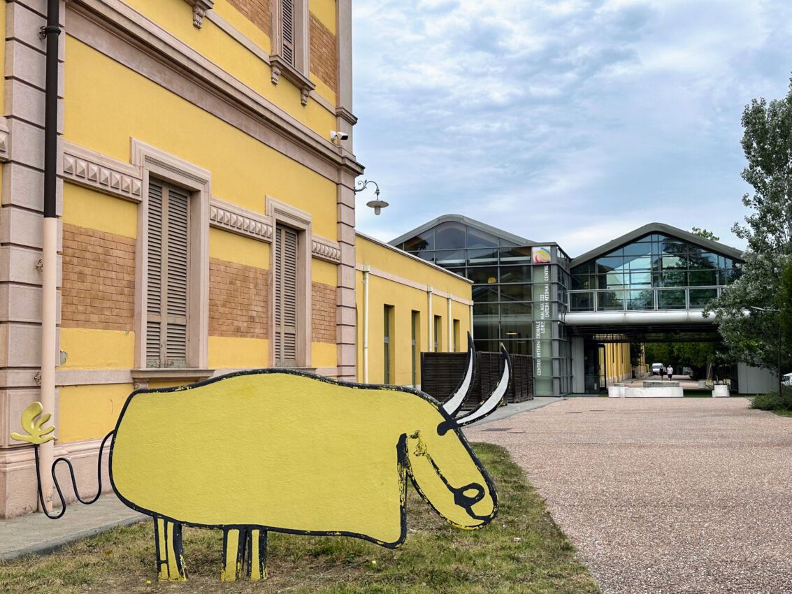 Esterno del Centro Malaguzzi a Reggio Emilia, città del formaggio DOP italiano. Architettura e scultura gialla.