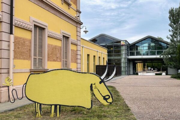 Esterno del Centro Malaguzzi a Reggio Emilia, città del formaggio DOP italiano. Architettura e scultura gialla.