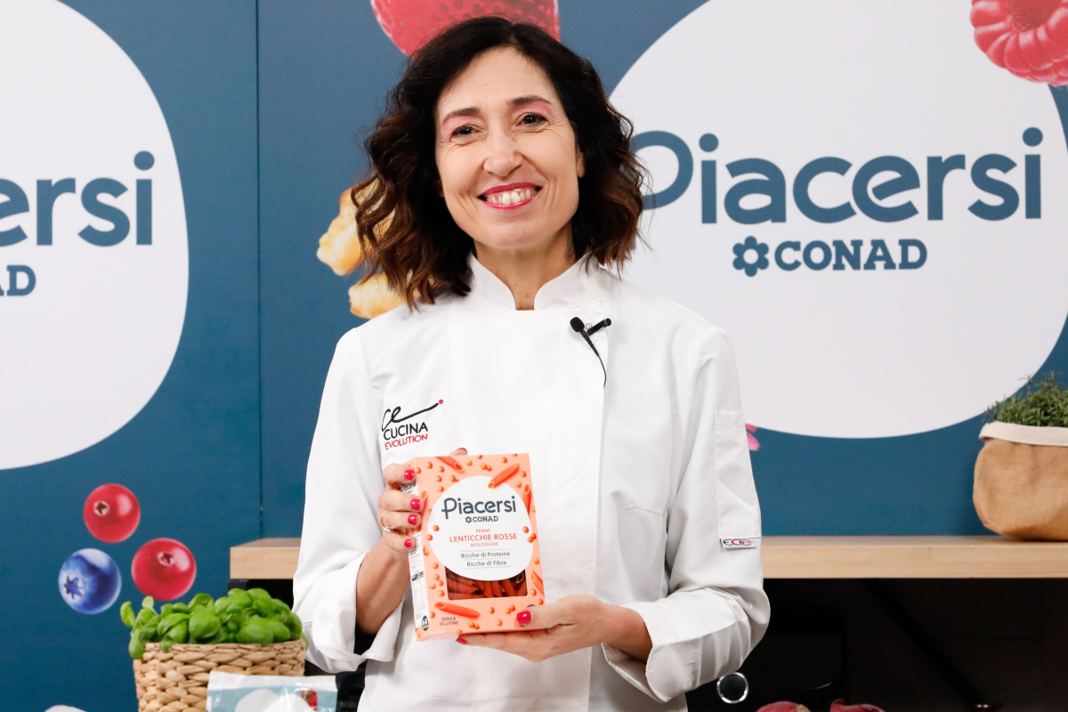Chiara Manzi presenta Piacersi Conad. Pasta lenticchie rosse, sana e ricca di fibre.