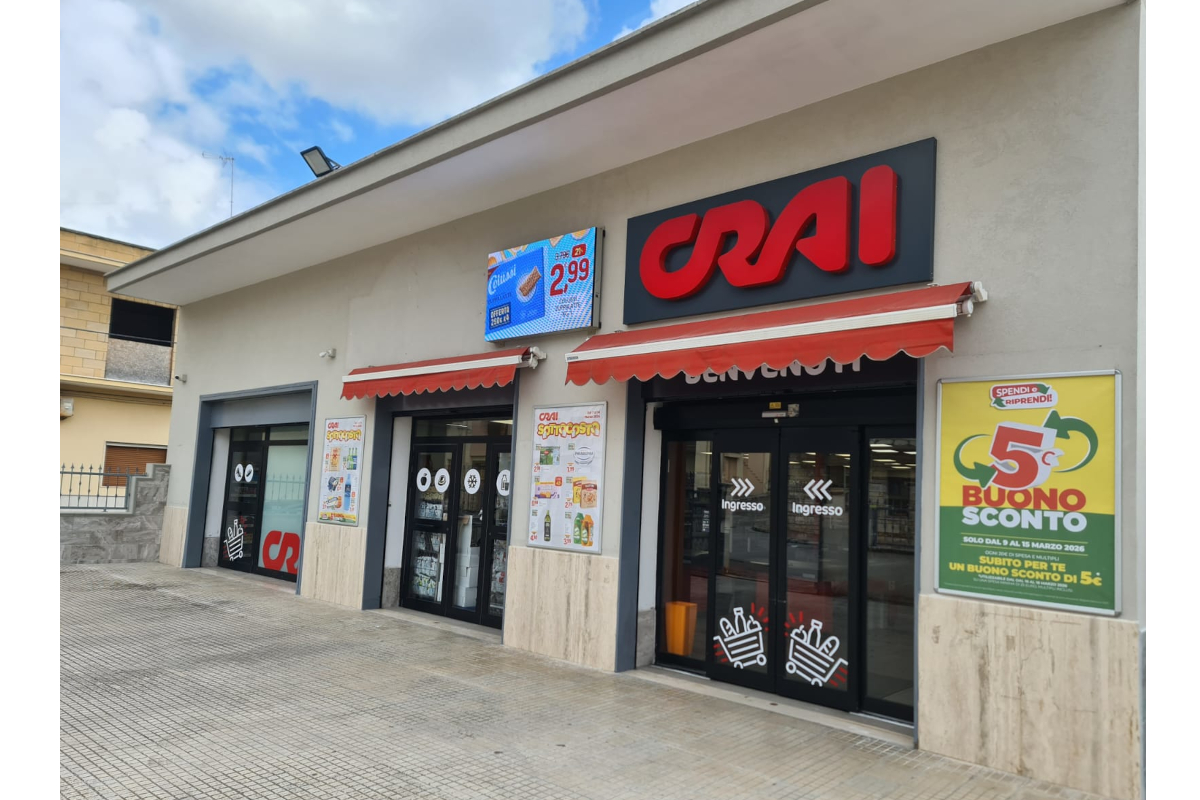 Nuova apertura Crai Supercentro. Facciata negozio con insegna Crai, promozioni e ingresso. Supermercato, offerte, spesa.