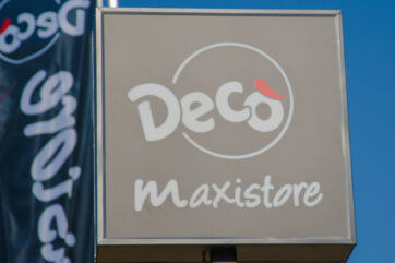 Logo Decò Maxistore. Supermercato Decò a Castel di Sangro, Abruzzo. Vendite MDD in crescita.