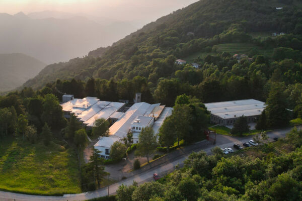 Stabilimento Enervit a Zelbio. Vista aerea tra le montagne. Ricavi Enervit in crescita.