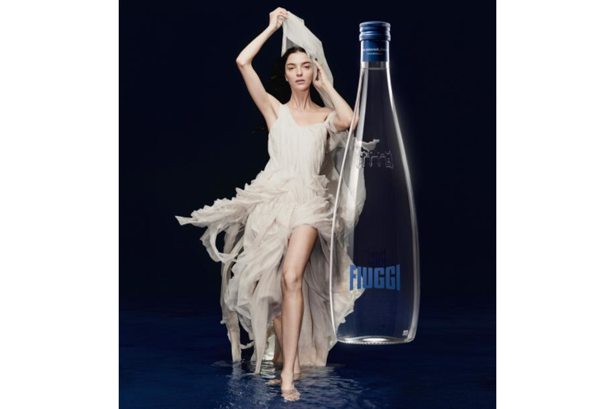 Mariacarla Boscono con bottiglia Acqua Fiuggi. Acqua minerale naturale, idratazione e benessere.