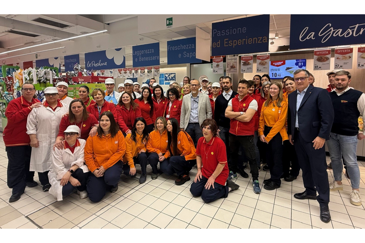 Foto di gruppo dipendenti Conad Superstore Gavardo. Team del supermercato, sorridenti e professionali. Offerte e promozioni Conad.