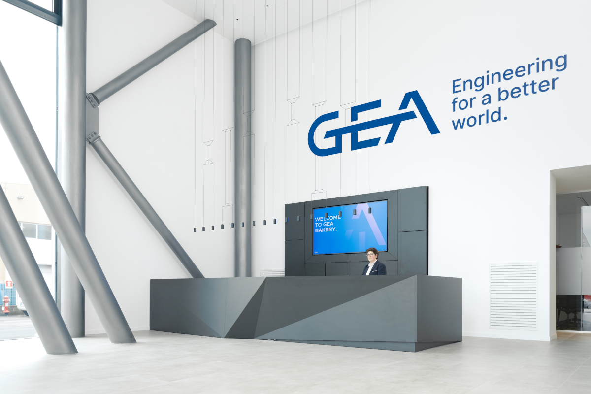 Reception GEA Bakery Italia: design moderno, logo aziendale, desk geometrico. Accoglienza e innovazione.