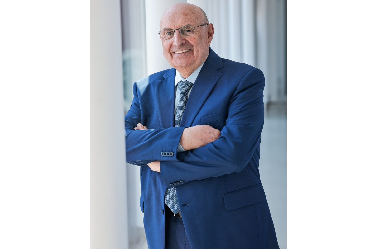 Gastone Lago, imprenditore italiano in giacca blu. Ritratto sorridente.