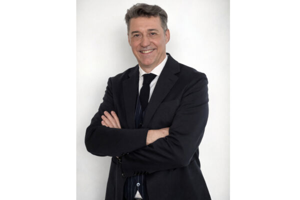 Giorgio Molinari, nuovo Direttore Generale Pellini Caffè. Ritratto in giacca e cravatta.