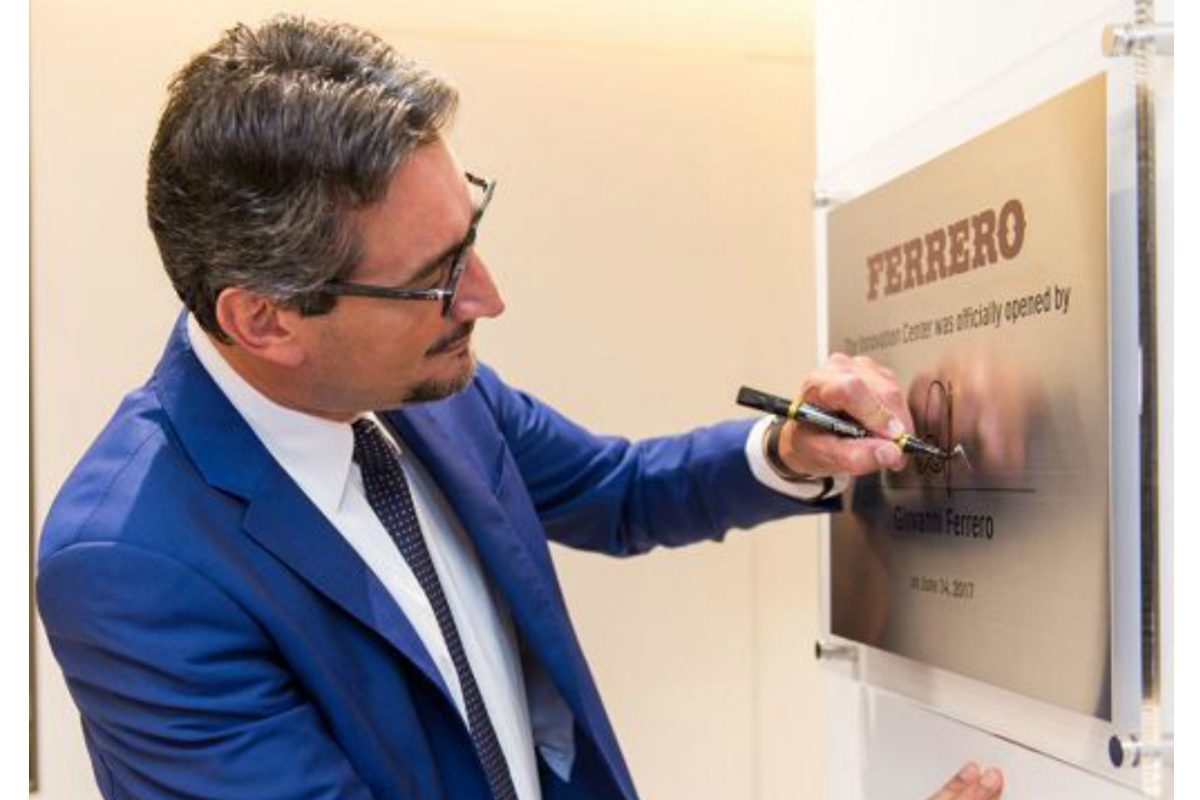 Giovanni Ferrero firma la targa Ferrero. Ridisegna governance Ferrero, nuovo CEO Alessandro Nervegna.