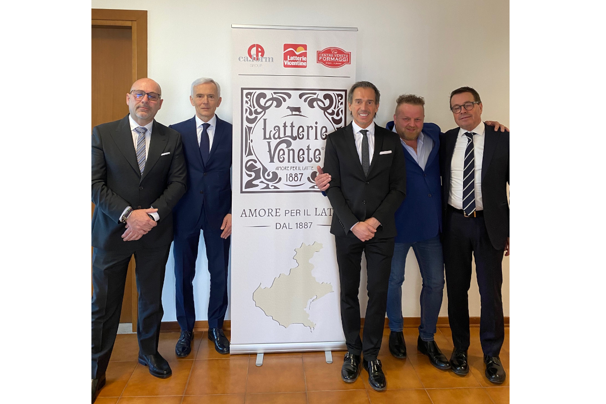 Gruppo di persone con banner Latterie Venete. Prodotti caseari dal 1887. Amore per il latte, tradizione e qualità. - Latterie Venete, Latterie Vicentine, Ca.Form, Centro Veneto Formaggi,