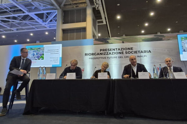 Presentazione Inalpi: riorganizzazione societaria e crescita del gruppo. Evento con relatori e logo Inalpi.