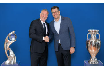 Accordo Lidl UEFA: stretta di mano e trofei. Partnership calcio europeo.