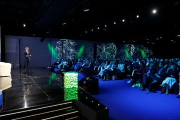 Linkontro 2026: relatore sul palco di fronte al pubblico. Focus su economia, AI e consumi.