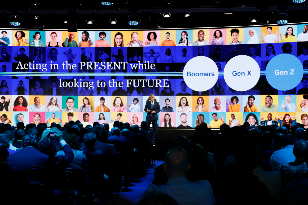 Linkontro 2026: relatore sul palco, pubblico in sala. Focus su economia, AI, consumi e generazioni (Boomers, Gen X, Gen Z).