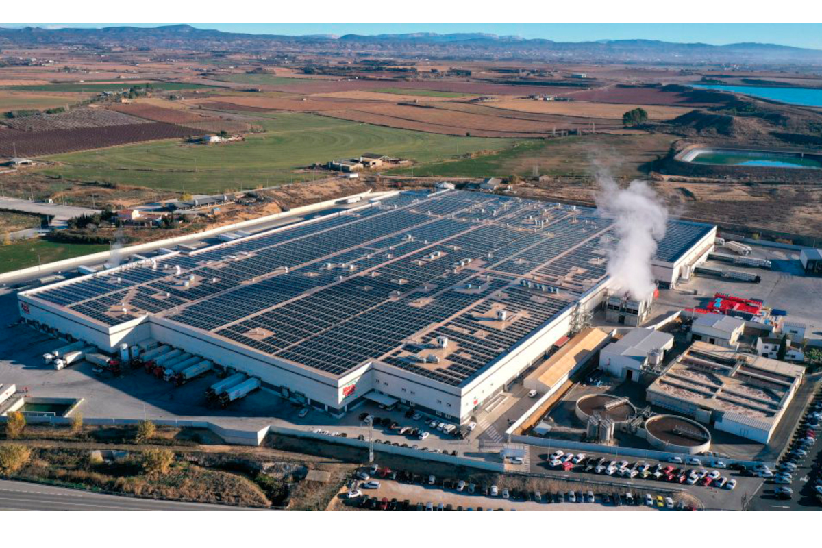 Impianto industriale con pannelli solari. Vista aerea di fabbrica con energia rinnovabile. Sostenibilità e produzione.
