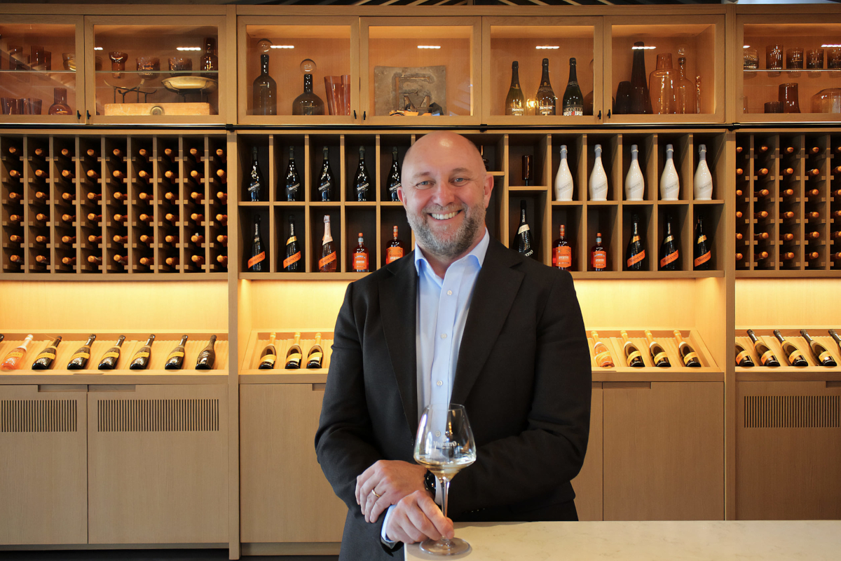 Fabio Boldini, Cco Mionetto, con calice di Prosecco. Vini Mionetto sullo sfondo.