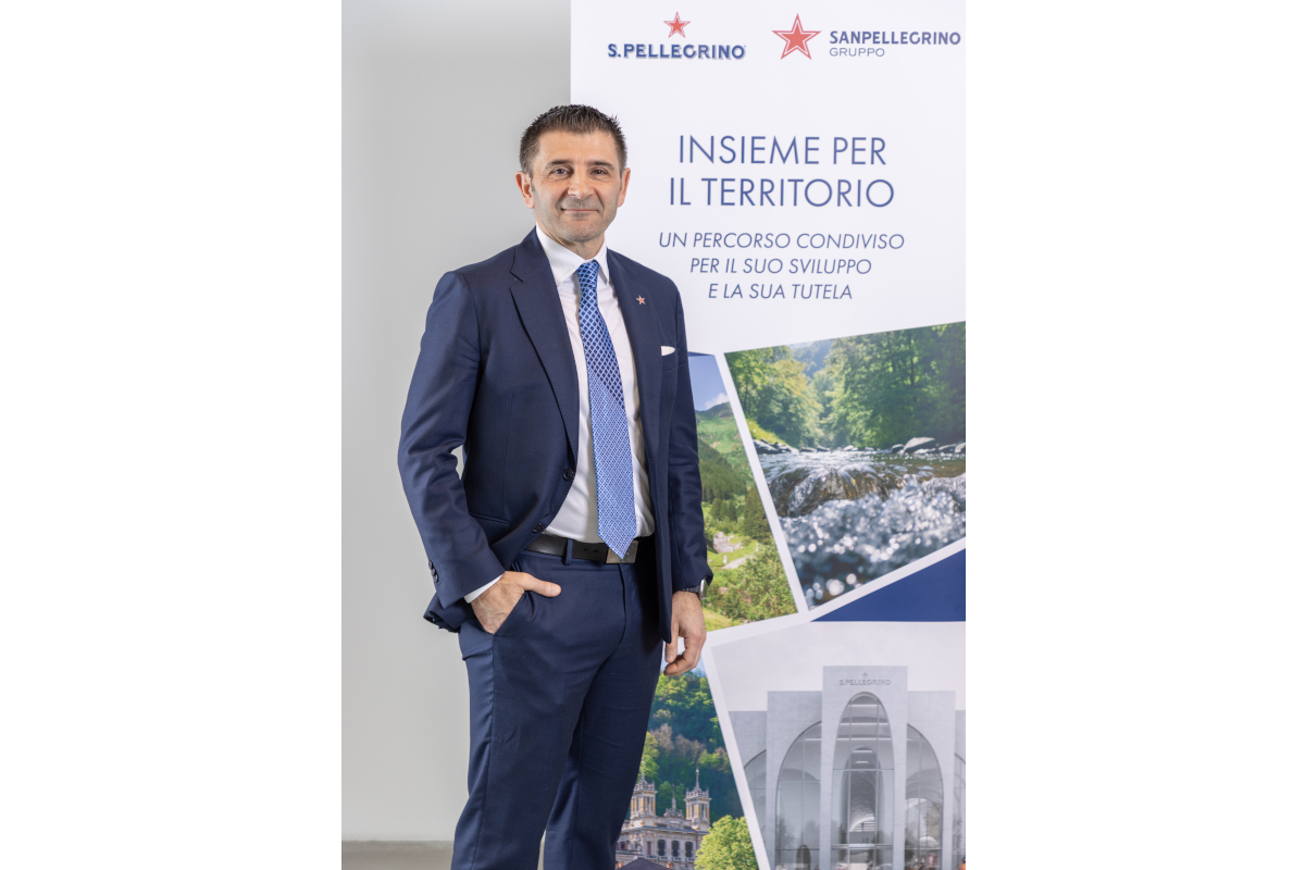 Michel Beneventi, AD Sanpellegrino, in posa. Insieme per il territorio, sviluppo e tutela. Acqua San Pellegrino, impegno sociale.