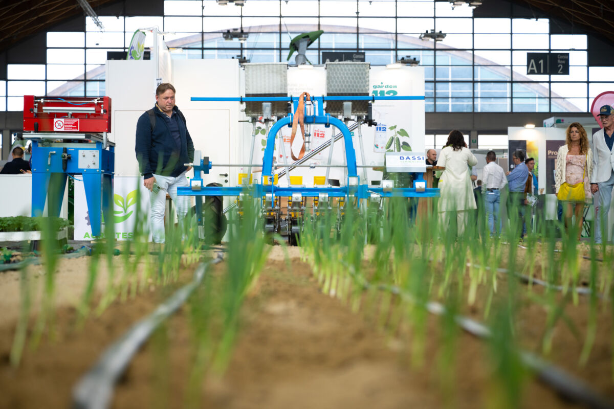 Macfrut 2026: Stand con macchinari agricoli e coltivazioni. Fiera ortofrutticola.