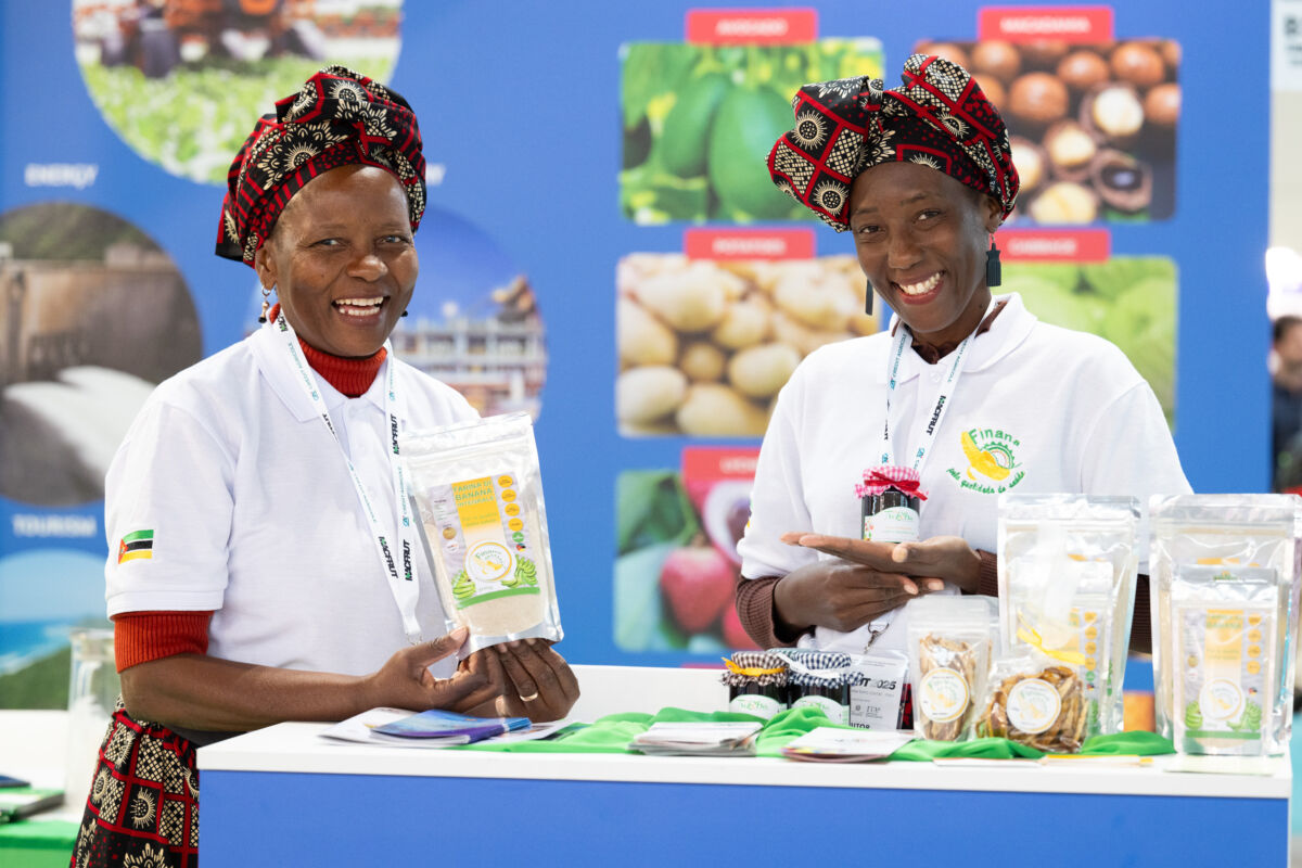 Macfrut 2026: Donne africane presentano prodotti agroalimentari locali. Fiera ortofrutticola.