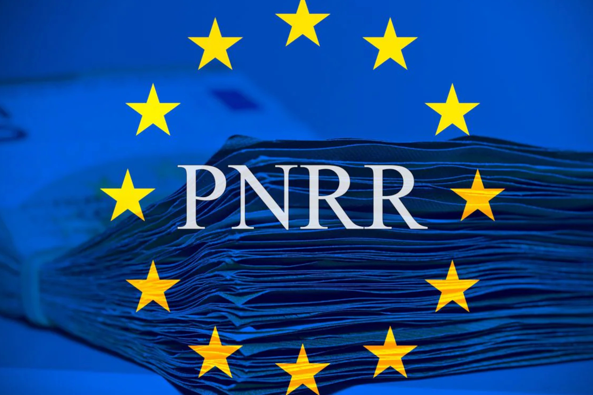 PNRR: fondi europei per lo sviluppo sostenibile e la ripresa economica italiana. Stelle UE e banconote.