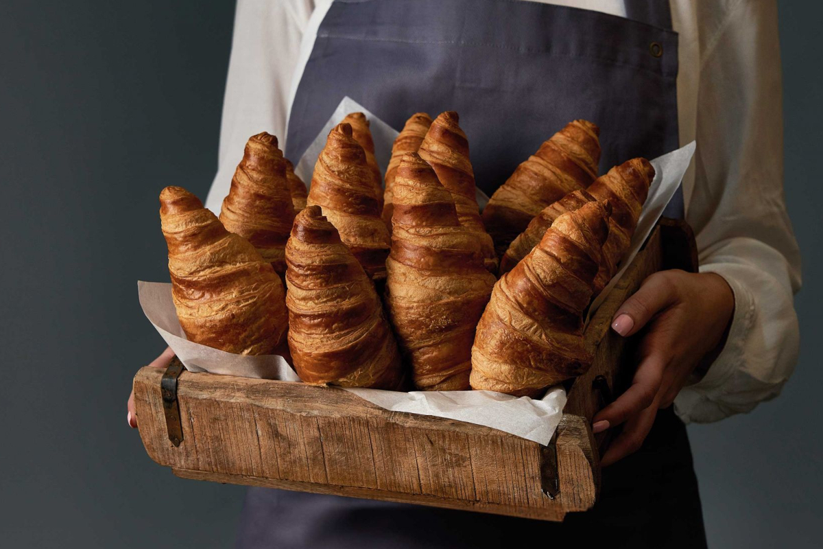Croissant Panamar in cesto di legno. Acquisizione Bridor: Panamar Bakery Group. - Bridor