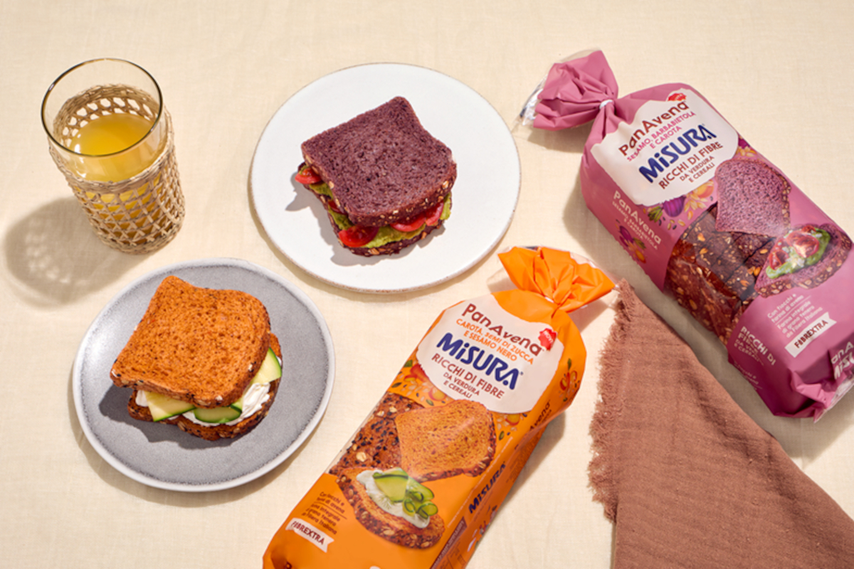 PanAvena Misura: pane ricco di fibre e cereali. Sandwich colorati e succo d'arancia. Colazione sana e gustosa.