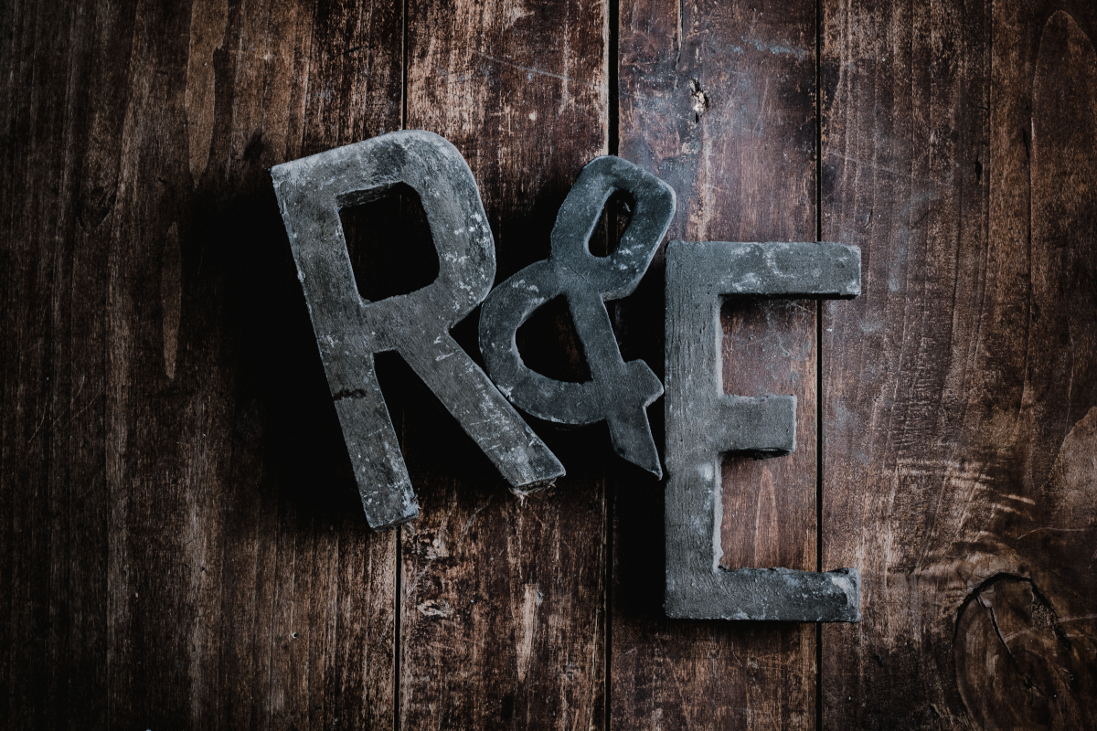 Lettere R&E Rizzoli Emanuelli su legno. Storia e tradizione conserviera dal 1906.