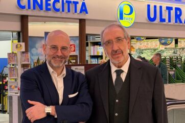 Massimo Lucentini e Paolo Cetorelli posano davanti al supermercato Pewex Ultracittà.