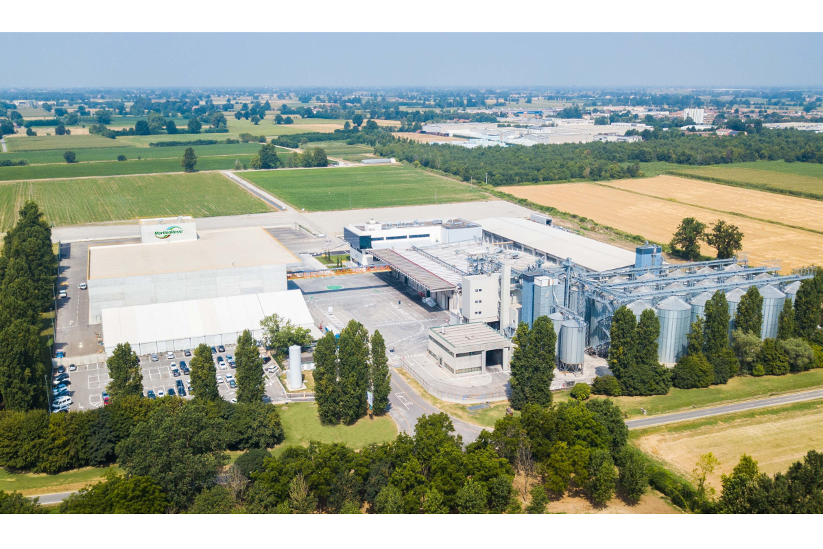 Stabilimento MartinoRossi: produzione mais bianco sostenibile. Vista aerea, silos e campi.