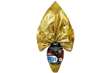 Uovo di Pasqua solidale Lidl, cioccolato al latte con nocciole, incarto dorato.