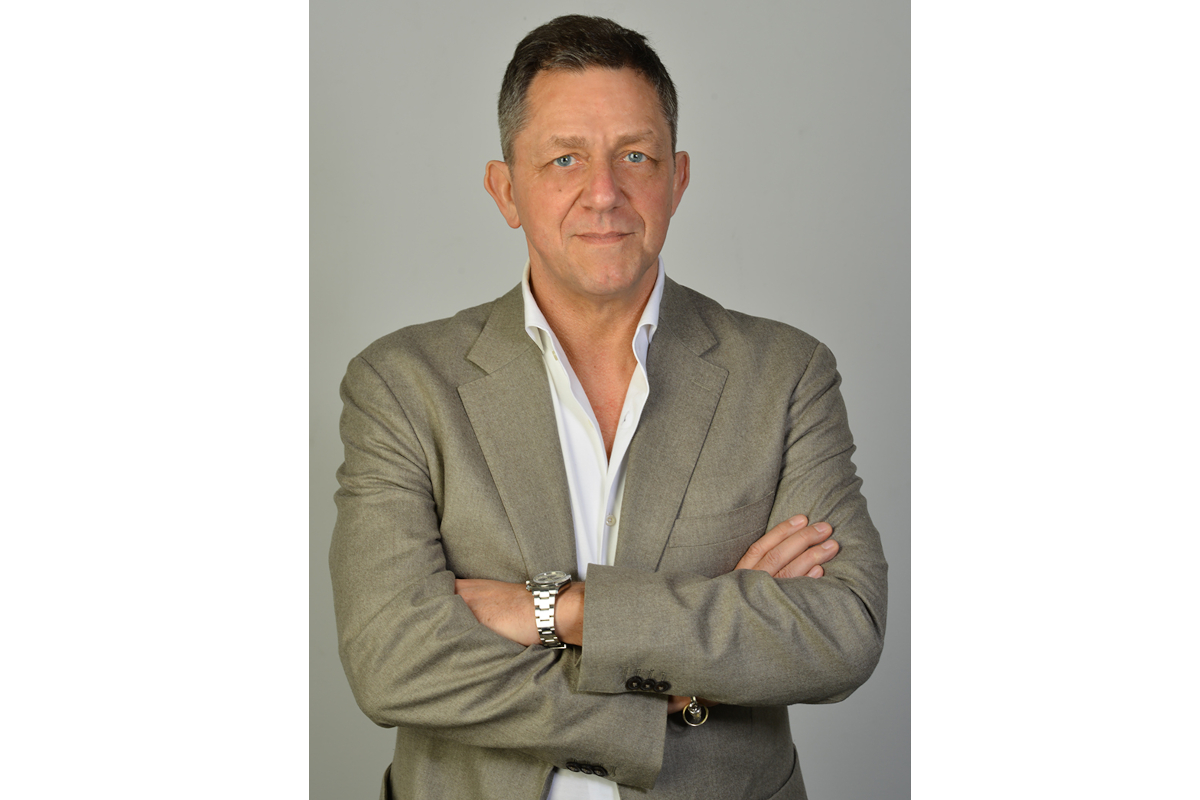 Ritratto di Vladimir Dukcevich, AD di Cesare Fiorucci SPA, in giacca e camicia bianca, braccia conserte.