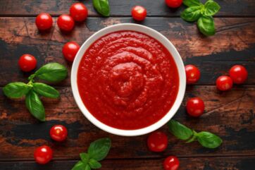 Conserve di pomodoro italiane. Salsa di pomodoro, basilico fresco e pomodorini.