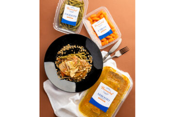 Copertina ParmaChef: Arrosto, carote, fagiolini pronti. Piatto con arrosto, guarnizioni e posate. Gastronomia di Parma.