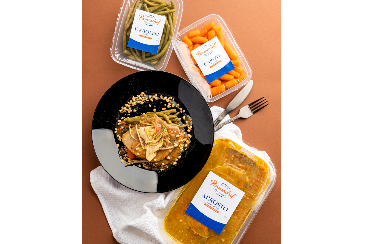 Copertina ParmaChef: Arrosto, carote, fagiolini pronti. Piatto con arrosto, guarnizioni e posate. Gastronomia di Parma.