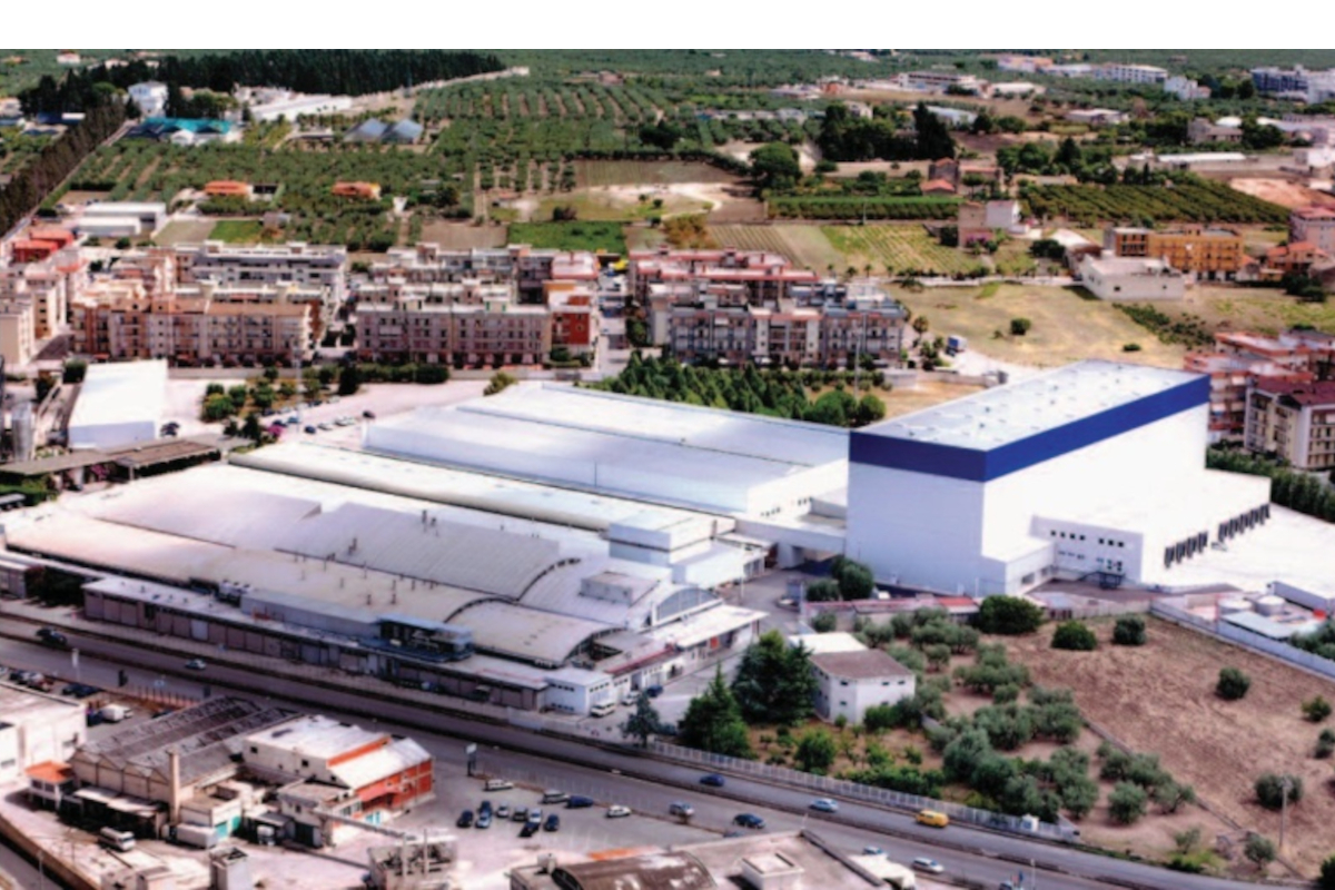 Foto aerea del pastificio Granoro. Veduta dall'alto dello stabilimento. Sostenibilità e digitale.