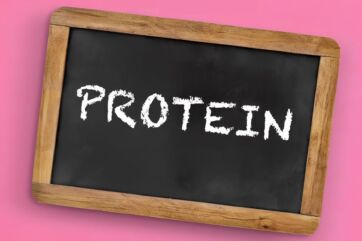 Lavagna con scritta PROTEIN. Mercato grocery proteico, alimenti proteici.