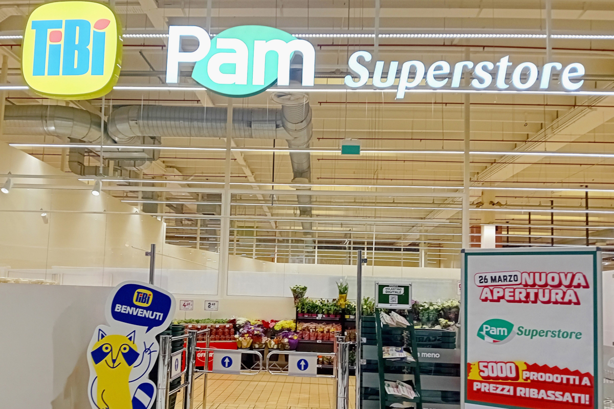 Interno del Superstore Pam a San Mauro Torinese. Insegna luminosa Pam, offerta speciale nuova apertura.
