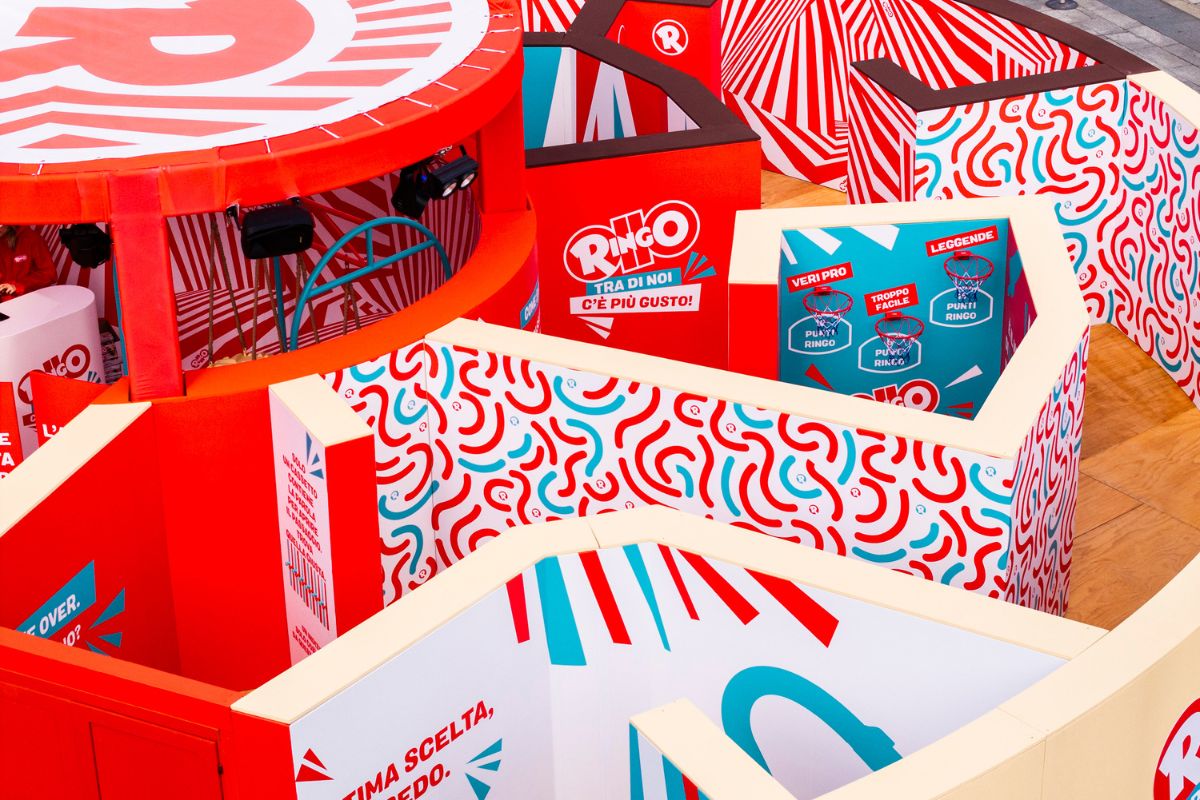 LabiRingo: installazione interattiva Ringo. Design colorato, spazi gioco e grafiche accattivanti. Esperienza immersiva.