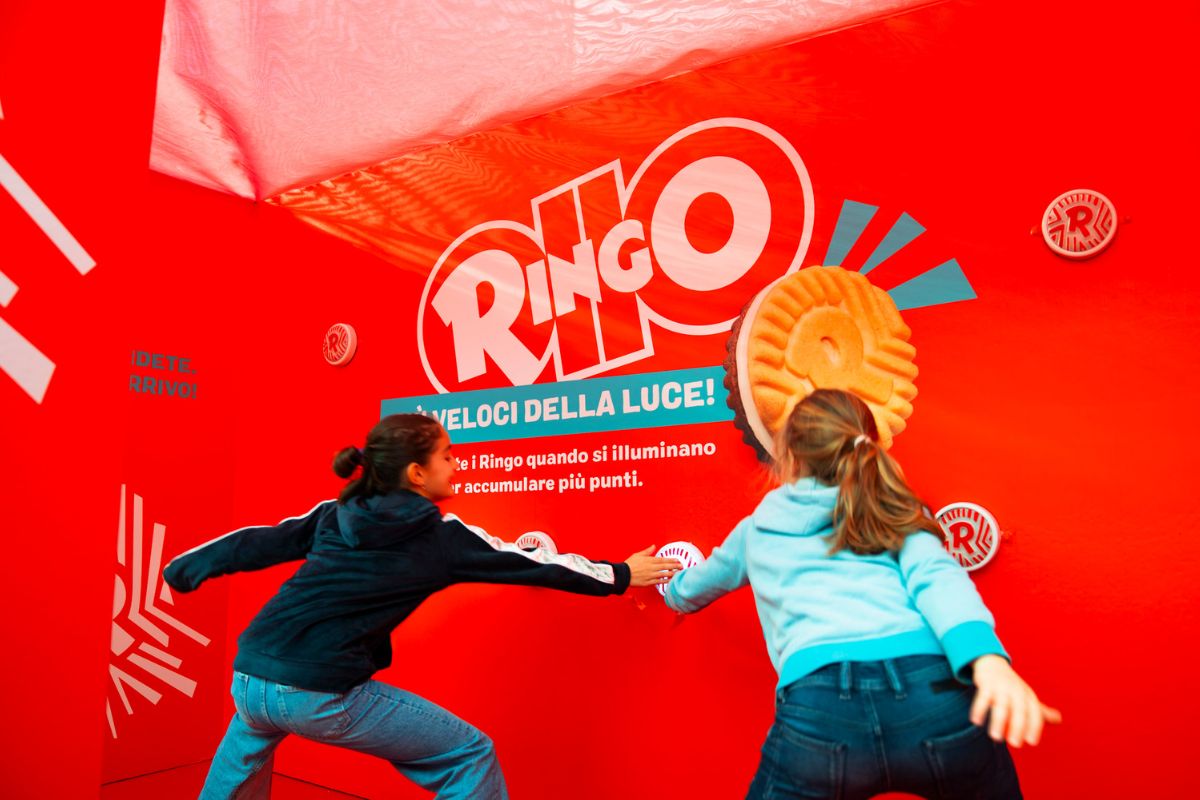 LabiRingo: bambine giocano nel 'Terzo spazio' Ringo. Divertimento e attività interattive a tema Ringo.