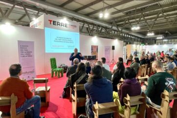 Evento NaturaSì: presentazione sul giusto prezzo del cibo biologico e sostenibile. Pubblico attento.