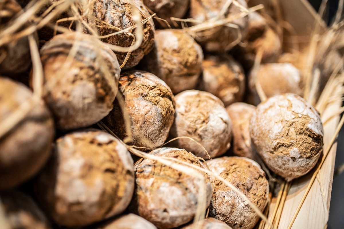 Pane artigianale fresco. Panini integrali con crosta croccante. Forno, panetteria. - Assitol