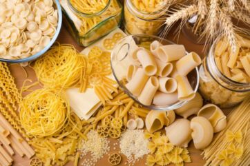 Assortimento di pasta senza glutine: orecchiette, spaghetti, penne, farfalle e altro. Varietà di pasta gluten free.