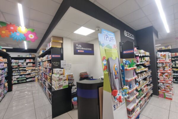 Interno di un supermercato Ce.Di. Sigma in Campania, con scaffali di prodotti e punto informazioni.