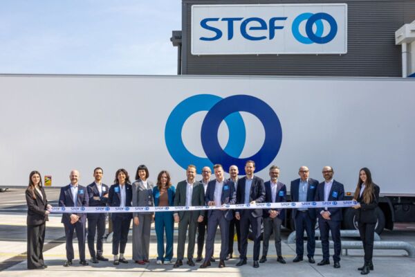 Inaugurazione hub STEF a Padova. Taglio del nastro con team STEF Italia. Logistica refrigerata e trasporti.