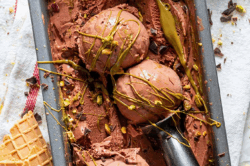 Gelato confezionato al cioccolato e pistacchio. Dessert sostenibile e goloso.