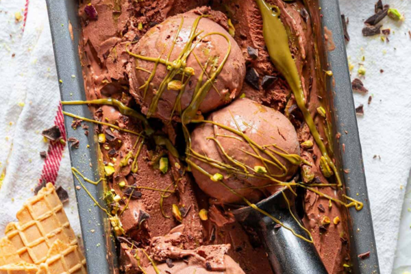 Gelato confezionato al cioccolato e pistacchio. Dessert sostenibile e goloso.